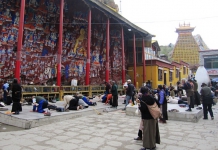 Praying at Yaowang Mountain